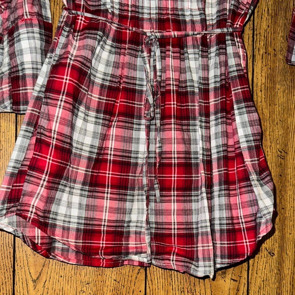 Plaid Button-Up V-neck Top - Picture 5 of 11